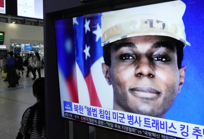 Una pantalla de televisión muestra una fotografía del soldado estadounidense Travis King durante un programa de noticias en la estación de Seúl, Corea del Sur, el miércoles 27 de septiembre de 2023. 