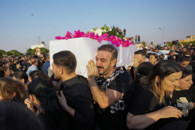 Familiares asisten al funeral de quienes murieron en un incendio en una boda en Al-Hamdaniya, Irak, el miércoles 27 de septiembre de 2023.