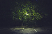 Parking vide de nuit, à Annonay (Ardèche), en avril 2020, extrait de la série « Pollution nocturne ». 