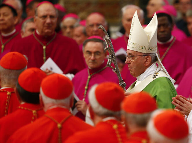 El Papa Francisco celebra una misa en la apertura del sínodo sobre la familia, en el Vaticano, el 5 de octubre de 2014.