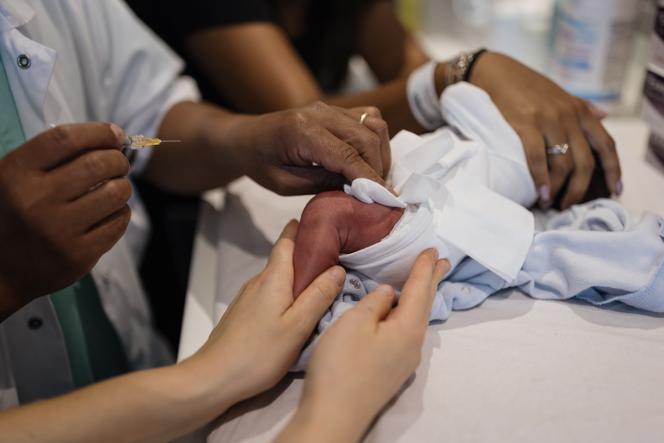 A doctor prepares to administer a dose of ‌Beyfortus​ to a baby ⁣at antoine-Béclère Hospital in Clamart,France,on‍ September 22,2023.
