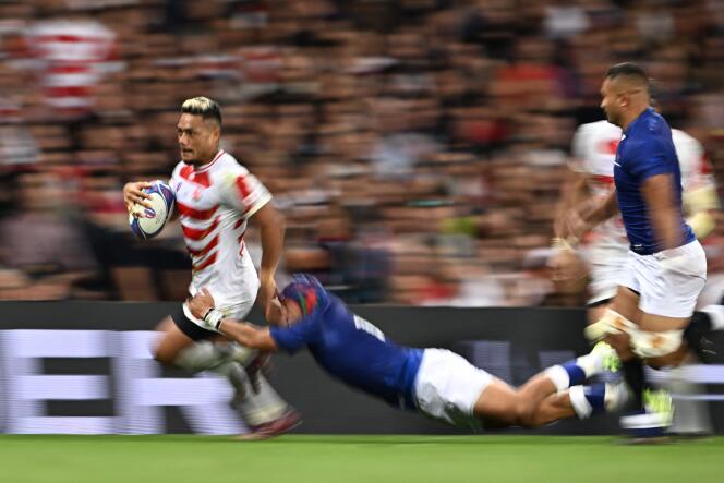The Japanese Lomano Lemeki tries to escape the tackle of the Samoan Christian Lealiifano, at the Toulouse Stadium, September 28, 2023.