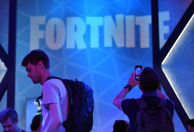 Un visiteur prend une photo du stand « Fortnite » à la Gamescom de Cologne, en Allemagne, le 28 septembre 2023.