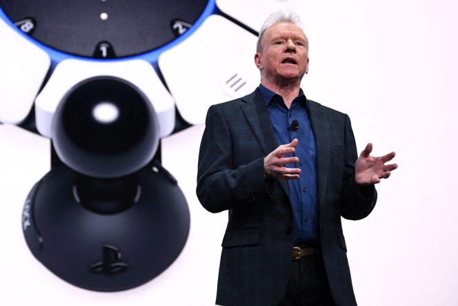 Jim Ryan lors de la présentation de la nouvelle manette Access de la PlayStation 5 au Consumer Electronics Show (CES) à Las Vegas, le 4 janvier 2023.