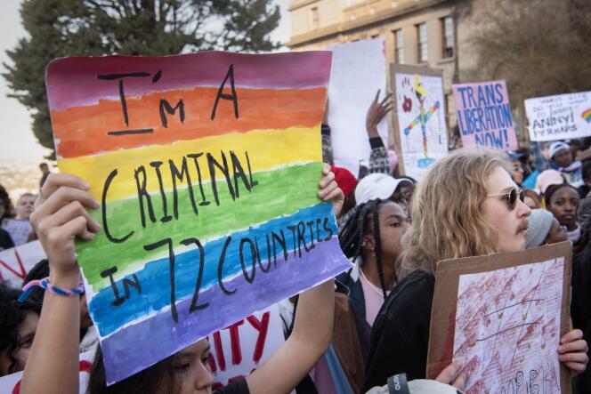 Manifestation de la communauté LGBT dans la ville du Cap, en Afrique du Sud, le 24 juin 2023, en soutien aux personnes homosexuelles et transgenres victimes de discriminations dans plusieurs pays africains.