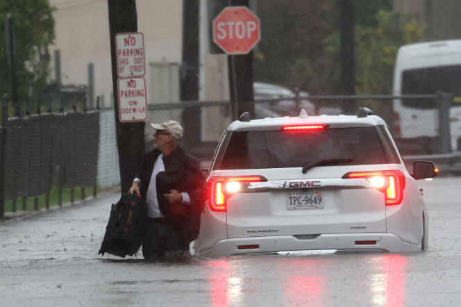Un uomo trasporta le sue cose mentre lascia l'auto a Mamaroneck, un sobborgo di New York, il 29 settembre 2023.
