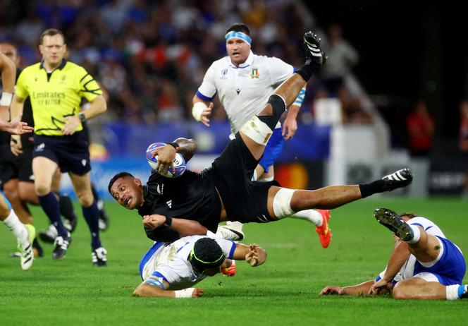 New Zealand's Shannon Frizell in action with Italy's Juan Ignacio Brex at the Groupama Stadium, Lyon, France - September 29, 2023.
