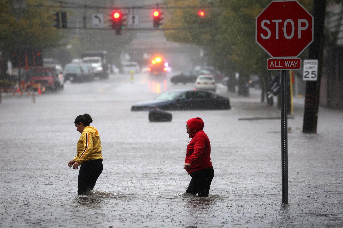 Forti piogge inondano New York City ed è stato dichiarato lo stato di emergenza