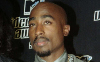 FILE PHOTO: Rapper Tupac Shakur, who died five years ago, has claimed the No. 1 spot on the album charts for the week ending April 1, 2001, for his posthumous double-CD 'Until the End of Time,' according to Soundscan Data. Shakur is seen at the MTV Music Video Awards in New York in this Sept. 4, 1996 file photo.HB//File Photo