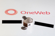 Un modèle de satellite est placé sur le logo OneWeb, le 4 avril 2022. 