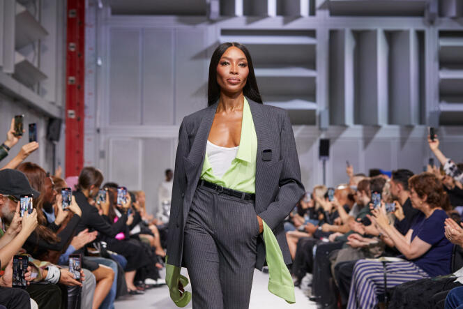 Paris Fashion Week : pin's connecté et polychromie, quand la mode se marie  à la technologie