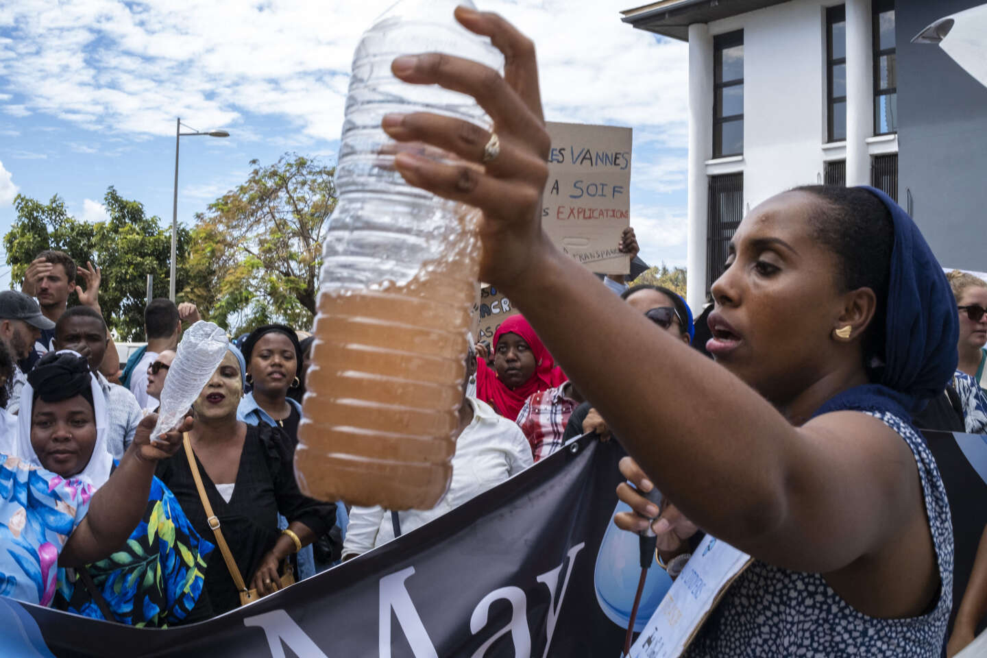 Avec la pénurie d’eau, Mayotte s’enfonce dans une crise « hors-norme » : « Ce n’est plus vivable. Les nerfs vont lâcher »