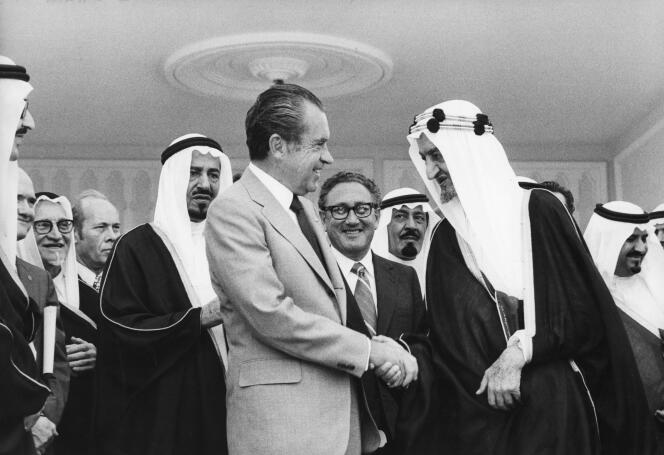 Le roi Fayçal accueille le président américain Richard Nixon et le secrétaire d’Etat Henry Kissinger, en Arabie saoudite, en juin 1974.