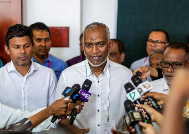 Mohamed Muizzu, candidat à la présidence des Maldives du parti d’opposition, People’s National Congress, s’adresse aux médias lors du second tour de l’élection présidentielle à Male, Maldives, le 30 septembre 2023. 