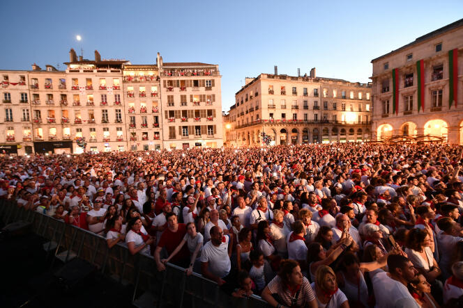 Una multitud en la Place de la Liberté, en Bayona (Pirineos Atlánticos), asiste a la ceremonia de inauguración de la 91.ª edición de los festivales de Bayona, el 26 de julio de 2023.