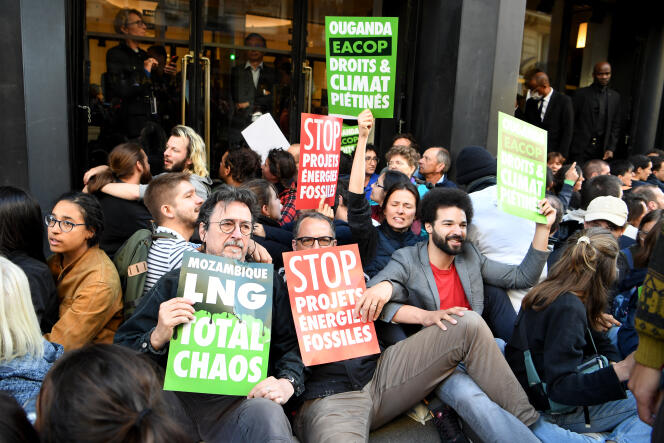 Des militants pour le climat bloquant l’accès à la Salle Pleyel, où doit se tenir une réunion des actionnaires de TotalEnergies, à Paris, le 25 mai 2022.
