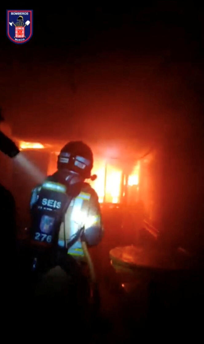 Los bomberos intentan controlar las llamas de un incendio en una discoteca en Murcia, España, el 1 de octubre de 2023.