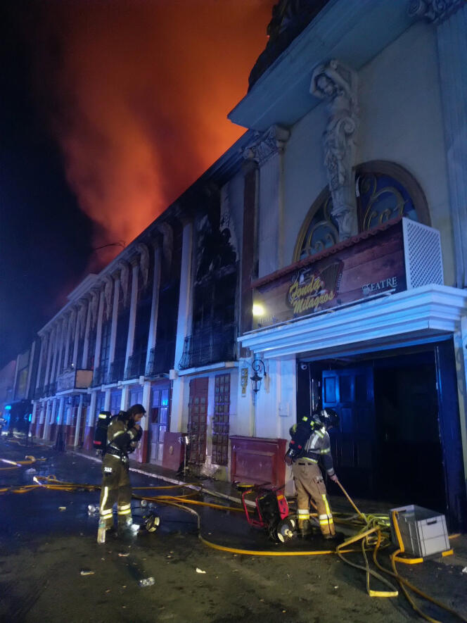 Llamas y humo salen del techo de un club nocturno en Murcia, España, en la madrugada del 1 de octubre de 2023. Los bomberos extinguieron el incendio alrededor de las 8 a.m.