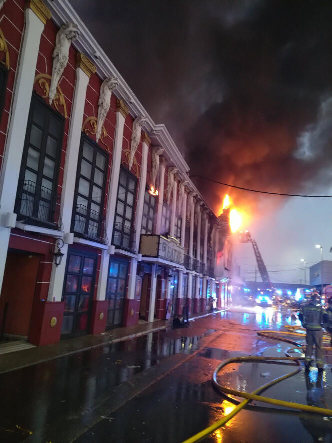 Informados a primera hora de la mañana del incendio que afectó a una discoteca en Murcia, España, los bomberos extinguieron las llamas alrededor de las 8 de la mañana del 1 de octubre de 2023.