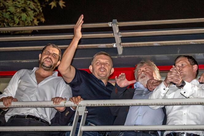 El ex primer ministro y líder del partido populista Smer-SD, Robert Fico (segundo desde la izquierda), celebra su victoria en las elecciones legislativas en la sede de su partido en Bratislava el 1 de octubre de 2023.
