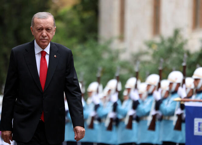 Recep Tayyip Erdogan camina frente a la guardia de honor del ejército turco, con motivo de la reapertura del Parlamento, en Ankara, Turquía, el 1 de octubre de 2023.