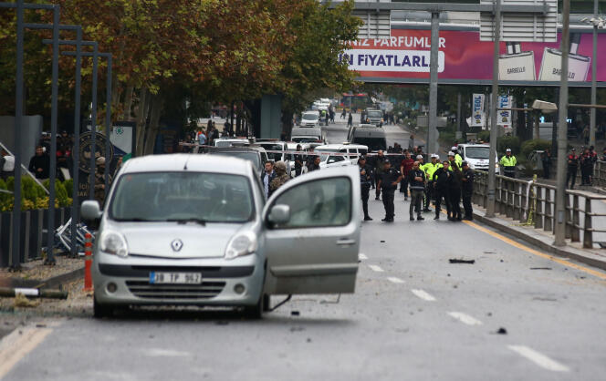 Fuerzas de seguridad turcas cerca del Ministerio del Interior en Ankara, después de un atentado con bomba, el domingo 1 de octubre de 2023.