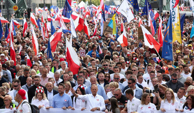 Donald Tusk, lider opozycji i szef centrowego bloku Platformy Obywatelskiej (PO), maszeruje u boku prezydenta Warszawy Rafała Trzaszkowskiego podczas Marszu Miliona Serc w stolicy Polski, 1 października 2023 r.