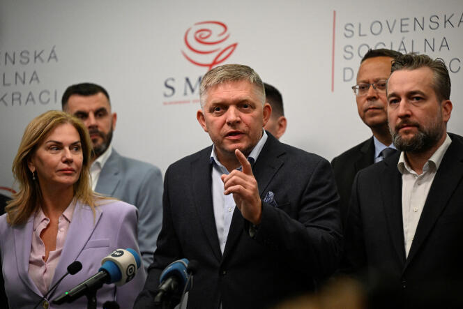 El líder del partido Smer-SD, Robert Fico, habla durante una conferencia de prensa después de las elecciones parlamentarias anticipadas, en Bratislava, la capital de Eslovaquia, el 1 de octubre de 2023. 