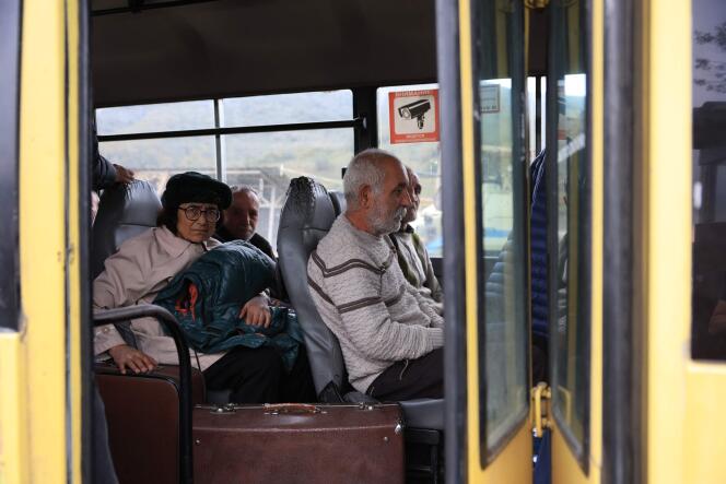 Los residentes de Nagorno-Karabaj toman un autobús hacia Armenia el 1 de octubre de 2023.