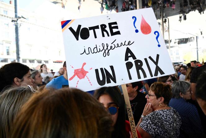 Cette pancarte « Votre indifférence a un prix ? » est brandie lors d’un rassemblement de soutien aux Arméniens, à L’Ombrière du Vieux-Port, à Marseille (Bouches-du-Rhône), le 1ᵉʳ octobre 2023. 