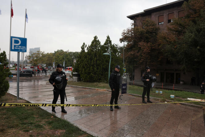Agentes de policía turcos hacen guardia tras el ataque suicida en Ankara, cerca del Parlamento, el 1 de octubre de 2023.