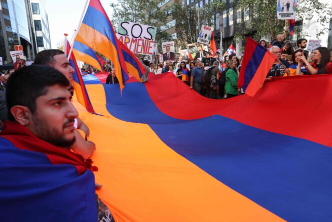 Des pancartes et des drapeaux arméniens sont brandis lors d’une manifestation de soutien aux Arméniens, à Bruxelles, le 1ᵉʳ octobre 2023. 