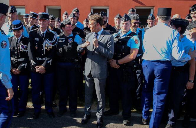 Emmanuel Macron Emmanuel Macron en visite à la gendarmerie de Tonneins (Lot-et-Garonne), le 2 octobre 2023.