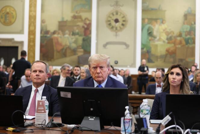 El expresidente estadounidense Donald Trump y sus abogados durante un juicio civil por fraude en un tribunal de Manhattan en Nueva York el 2 de octubre de 2023.  