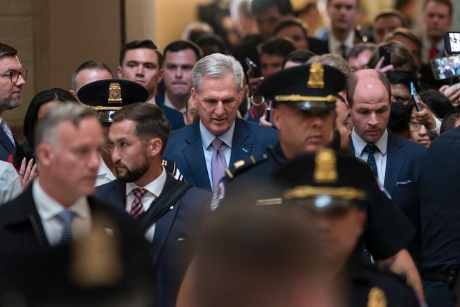 Le Républicain Kevin McCarthy (au centre), quitte le Capitole après son éviction du poste de speaker de la Chambre des représentants, à Washington, le 3 octobre 2023.