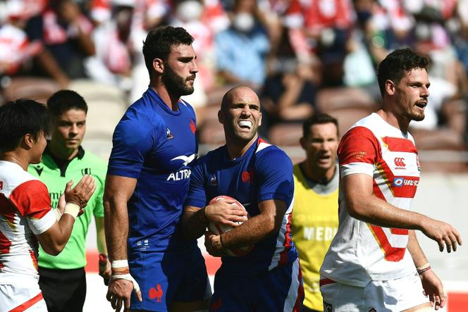  France's Maxime Lucu (centre R) and Charles Ollivon (centre L) prepare for a play during the second rugby union international Test match between Japan and France at the National Stadium in Tokyo on July 9, 2022. 