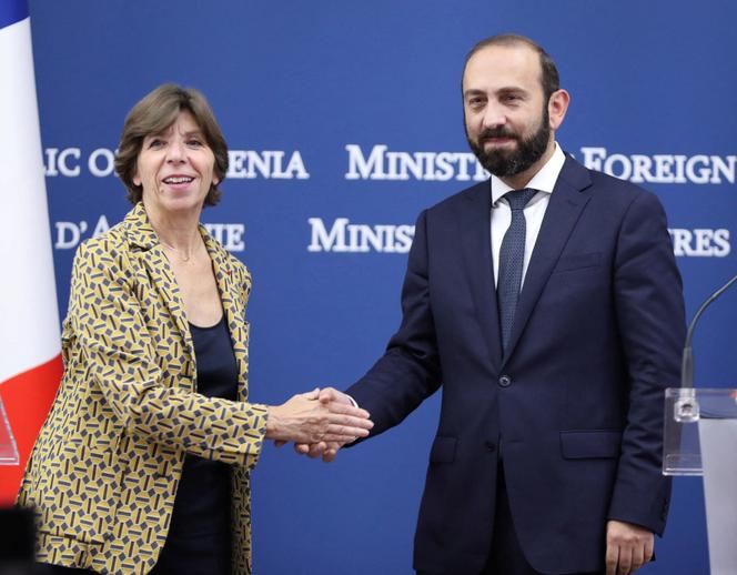 French Foreign Affairs Minister Catherine Colonna shakes hands with Armenian Foreign Minister Ararat Mirzoyan following their meeting in Yerevan, Armenia October 3, 2023. 