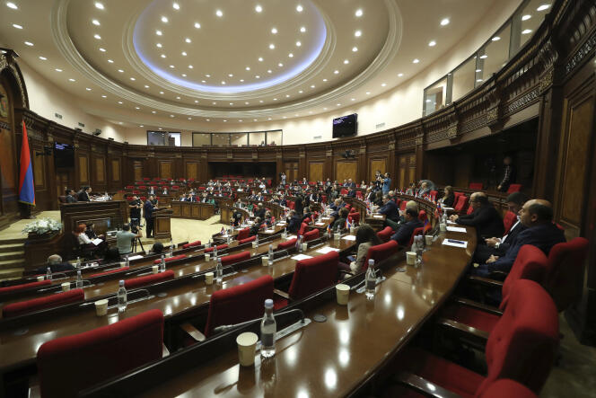 Miembros del Parlamento armenio asisten a una sesión de la Asamblea Nacional de la República de Armenia en Ereván, el martes 3 de octubre de 2023.