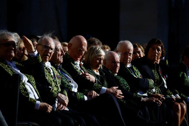 Des membres de l’Académie française, lors de l’hommage rendu à l’historienne et académicienne Hélène Carrère d'Encausse, aux Invalides, à Paris, le 3 octobre 2023.