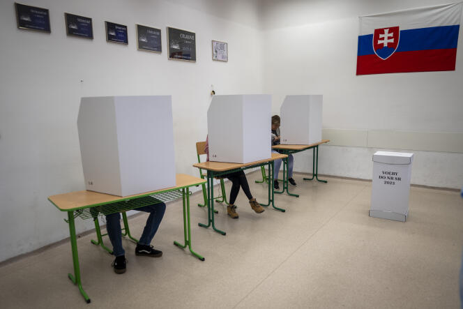 Dans un bureau de vote à Bratislava, Slovaquie, samedi 30 septembre 2023. 