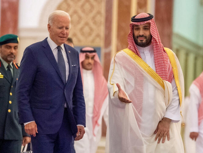 El príncipe heredero saudí, Mohammed Bin Salman, recibe al presidente estadounidense, Joe Biden, en Jeddah, Arabia Saudita, el 15 de julio de 2022. 