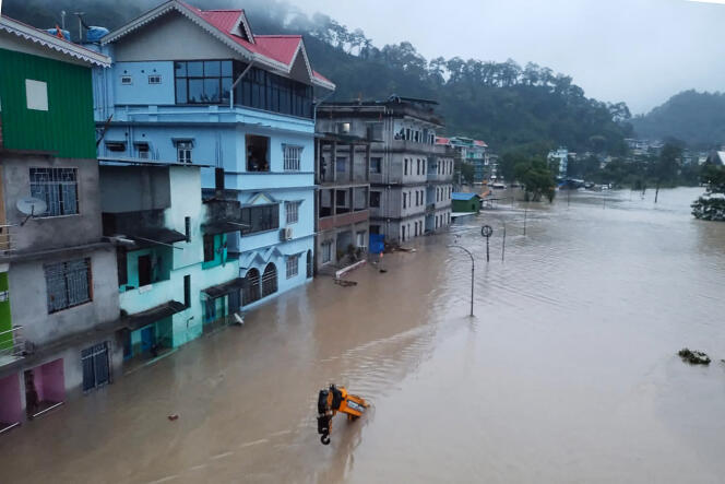 Esta fotografía publicada por el ejército indio y tomada el 4 de octubre de 2023 muestra una calle inundada tras las inundaciones repentinas causadas por las fuertes lluvias en el valle de Lachen, en el estado indio de Sikkim.