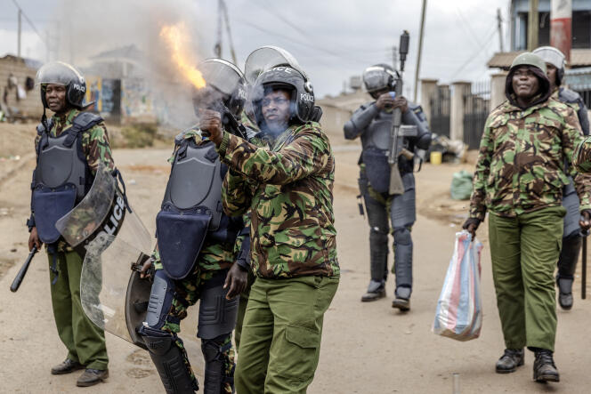 Des policiers kényans dispersent des manifestants, à Nairobi, le 12 juillet 2023.