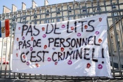 Une manifestation de soignants devant l’hôpital Tenon, à Paris, le 25 mai 2022.
