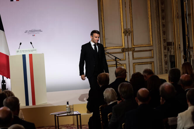 Emmanuel Macron, après son discours pour les 65 ans de la Constitution de la Ve République, au Conseil constitutionnel, à Paris, le 4 octobre 2023.