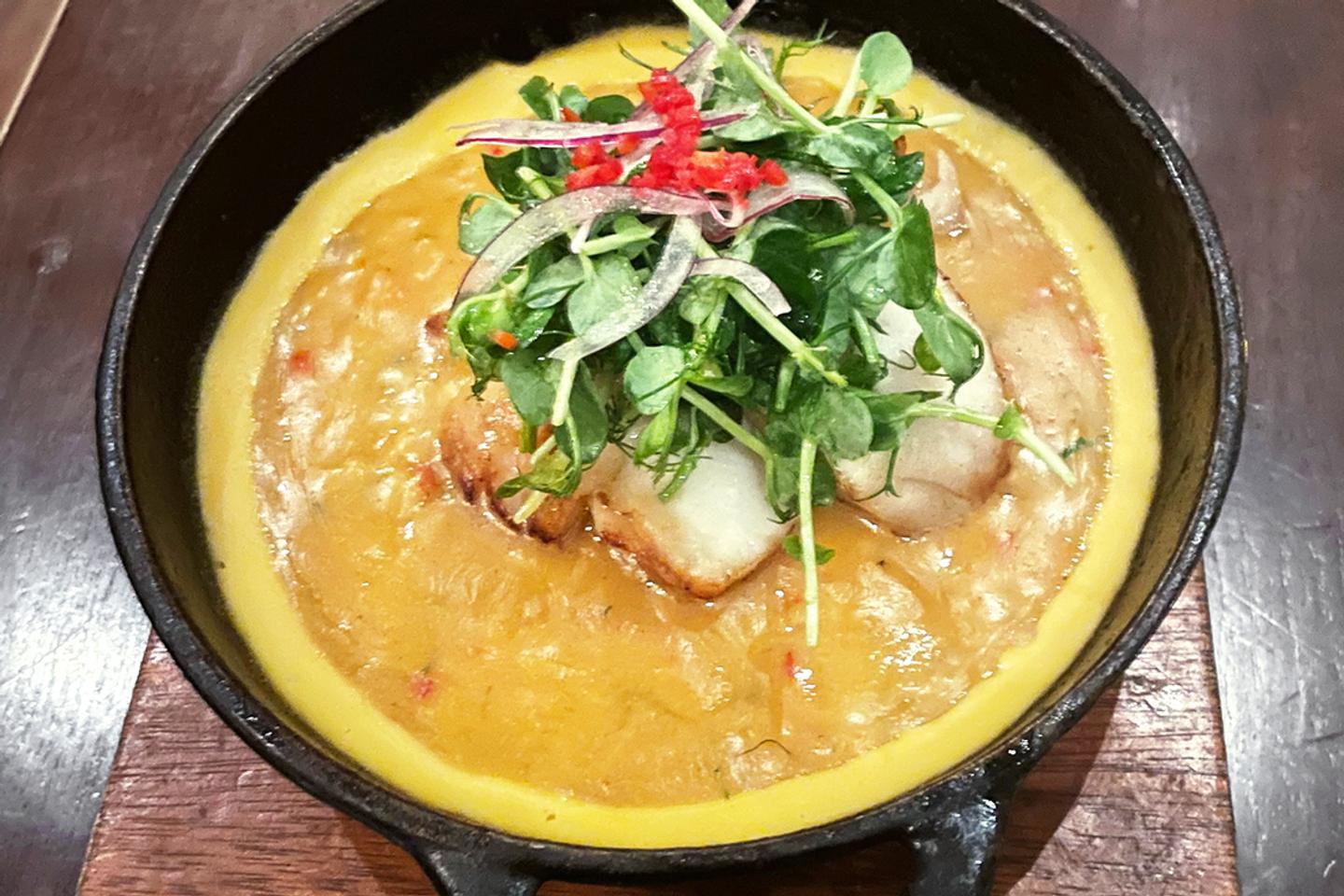 chez Coya, à Paris, le riz, le bar, l’aji amarillo et le citron vert forment un mélange harmonieux