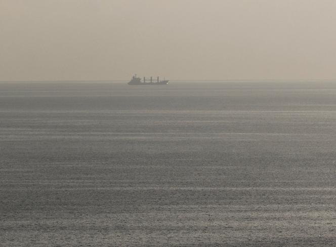 Le navire « Aroyat » transportant 17 600 tonnes de céréales, quittant le port ukrainien de Chornomorsk, dans la région d’Odessa, sur la mer Noire, le 22 septembre 2023.