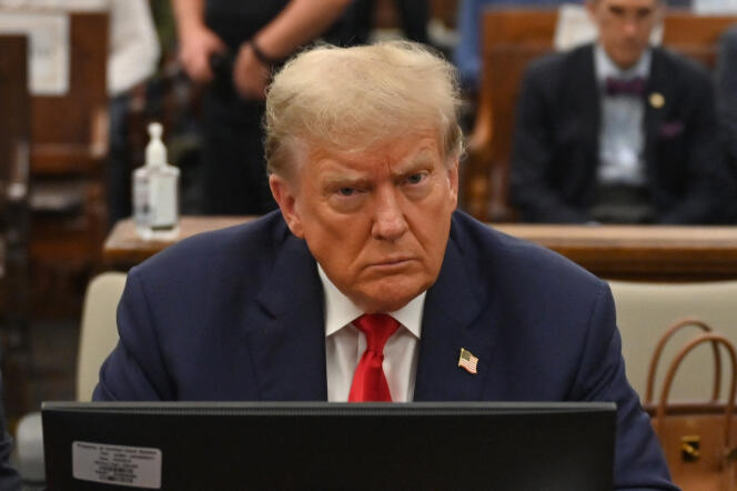 L’ancien président américain Donald Trump se trouve dans une salle d’audience pour le troisième jour de son procès pour fraude civile à New York, le 4 octobre 2023.