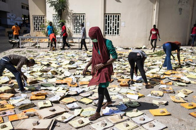 Des étudiants examinent des documents brûlés à l’université Cheikh-Anta-Diop de Dakar, le 9 juin 2023, après les émeutes consécutives à la condamnation de l’opposant Ousmane Sonko à deux ans de prison.