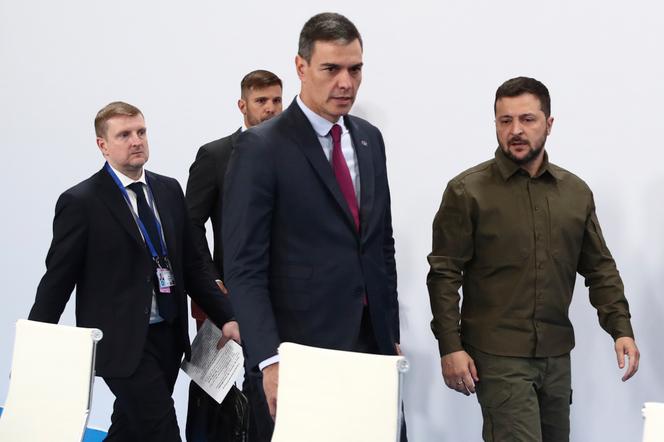 El primer ministro español, Pedro Sánchez, y el presidente ucraniano, Volodymyr Zelensky, durante la cumbre europea en Granada, España, el 5 de octubre de 2023.